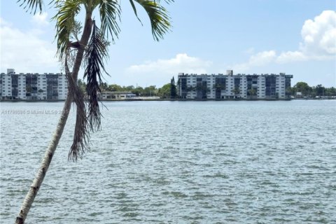 Copropriété à vendre à Miami, Floride: 2 chambres, 106.84 m2 № 1943015 - photo 1