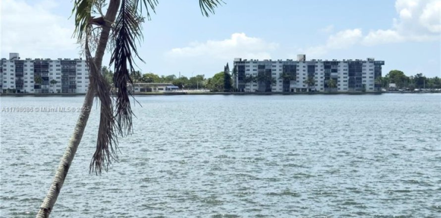 Condo à Miami, Floride, 2 chambres  № 1943015