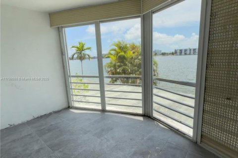 Copropriété à vendre à Miami, Floride: 2 chambres, 106.84 m2 № 1943015 - photo 2