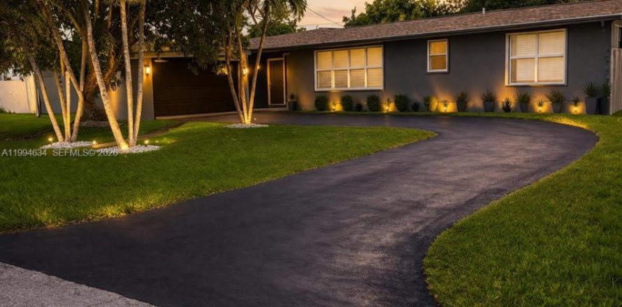 House in Homestead, Florida 3 bedrooms, 193.42 sq.m. № 2062603