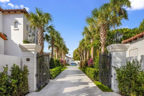 House in Palm Beach, Florida 15 bedrooms, 2000.56 sq.m. № 2258156 - photo 14