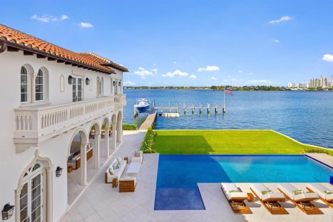 House in Palm Beach, Florida 15 bedrooms, 2000.56 sq.m. № 2258156 - photo 13