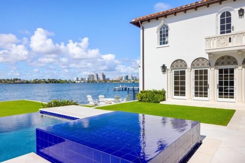 House in Palm Beach, Florida 15 bedrooms, 2000.56 sq.m. № 2258156 - photo 9