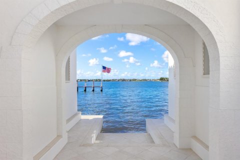 House in Palm Beach, Florida 15 bedrooms, 2000.56 sq.m. № 2258156 - photo 20
