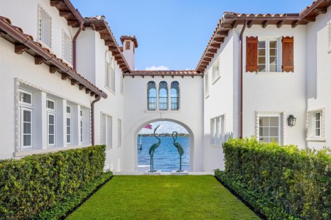 House in Palm Beach, Florida 15 bedrooms, 2000.56 sq.m. № 2258156 - photo 19