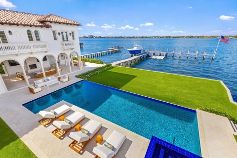 House in Palm Beach, Florida 15 bedrooms, 2000.56 sq.m. № 2258156 - photo 12