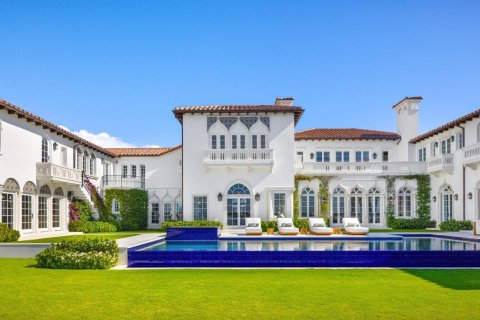 House in Palm Beach, Florida 15 bedrooms, 2000.56 sq.m. № 2258156 - photo 3