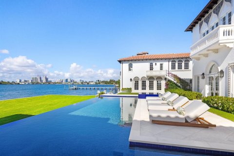 House in Palm Beach, Florida 15 bedrooms, 2000.56 sq.m. № 2258156 - photo 6