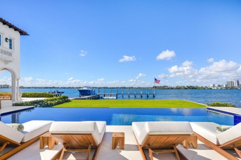 House in Palm Beach, Florida 15 bedrooms, 2000.56 sq.m. № 2258156 - photo 7