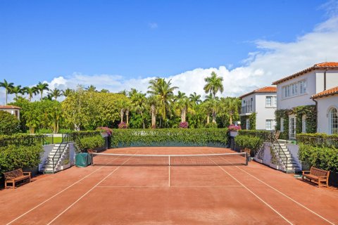 House in Palm Beach, Florida 15 bedrooms, 2000.56 sq.m. № 2258156 - photo 23