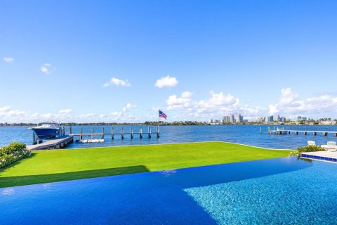 House in Palm Beach, Florida 15 bedrooms, 2000.56 sq.m. № 2258156 - photo 8