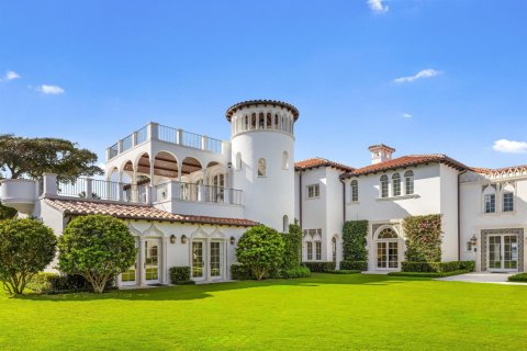 House in Palm Beach, Florida 15 bedrooms, 2000.56 sq.m. № 2258156 - photo 17