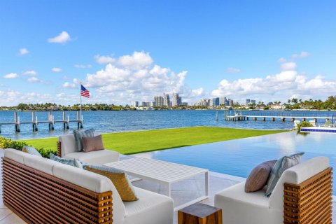 House in Palm Beach, Florida 15 bedrooms, 2000.56 sq.m. № 2258156 - photo 10