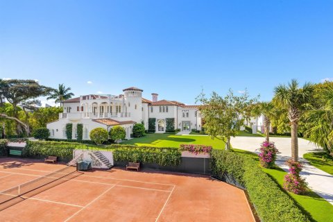 House in Palm Beach, Florida 15 bedrooms, 2000.56 sq.m. № 2258156 - photo 26