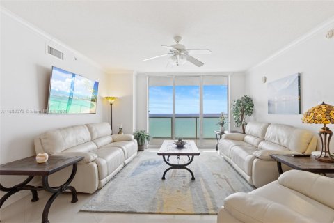 Condo in Sunny Isles Beach, Florida, 2 bedrooms  № 1703773 - photo 1
