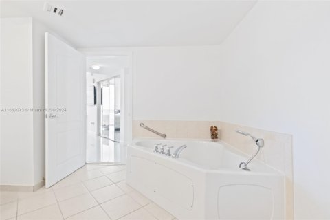 Condo in Sunny Isles Beach, Florida, 2 bedrooms  № 1703773 - photo 12