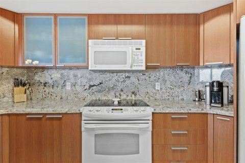 Condo in Sunny Isles Beach, Florida, 2 bedrooms  № 1703773 - photo 8