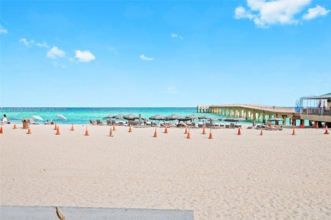 Condo in Sunny Isles Beach, Florida, 2 bedrooms  № 1703773 - photo 27