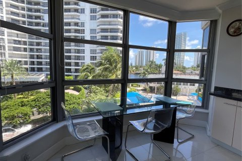 Снять в аренду кондоминиум в Авентура, Флорида 2 спальни, 134.43м2, № 1731363 - фото 11