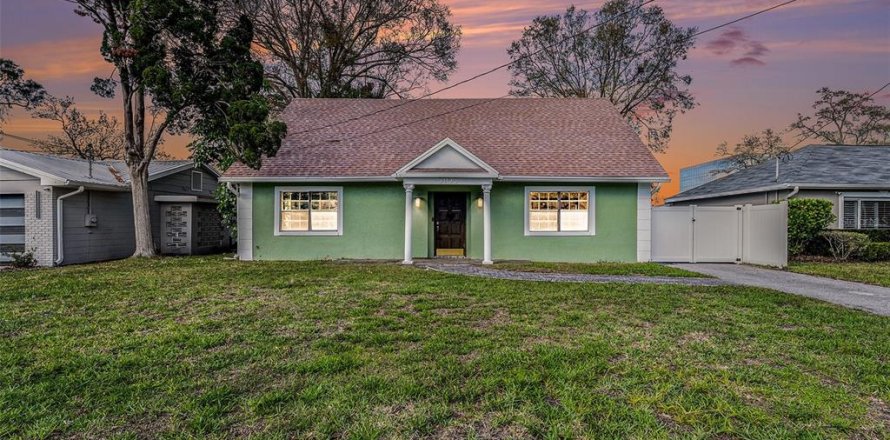 House in Tampa, Florida 4 bedrooms, 211.45 sq.m. № 1716764