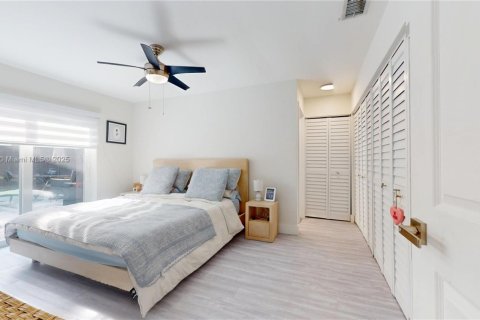 House in Miami, Florida 3 bedrooms, 123.1 sq.m. № 1925303 - photo 14