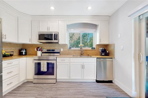 House in Miami, Florida 3 bedrooms, 123.1 sq.m. № 1925303 - photo 11