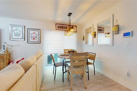 House in Miami, Florida 3 bedrooms, 123.1 sq.m. № 1925303 - photo 13