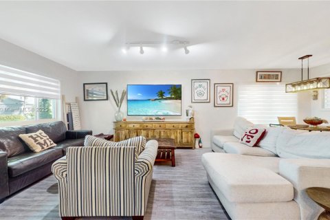 House in Miami, Florida 3 bedrooms, 123.1 sq.m. № 1925303 - photo 5