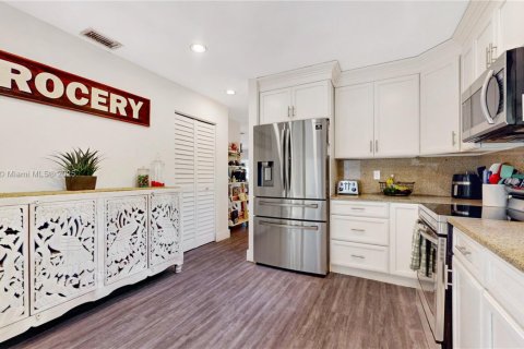 House in Miami, Florida 3 bedrooms, 123.1 sq.m. № 1925303 - photo 10