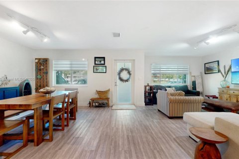 House in Miami, Florida 3 bedrooms, 123.1 sq.m. № 1925303 - photo 6