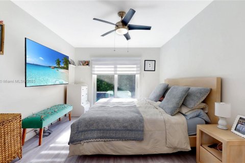 House in Miami, Florida 3 bedrooms, 123.1 sq.m. № 1925303 - photo 15