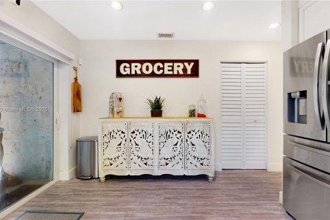 House in Miami, Florida 3 bedrooms, 123.1 sq.m. № 1925303 - photo 9