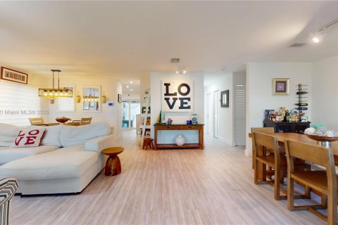 House in Miami, Florida 3 bedrooms, 123.1 sq.m. № 1925303 - photo 7