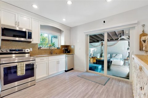 House in Miami, Florida 3 bedrooms, 123.1 sq.m. № 1925303 - photo 8