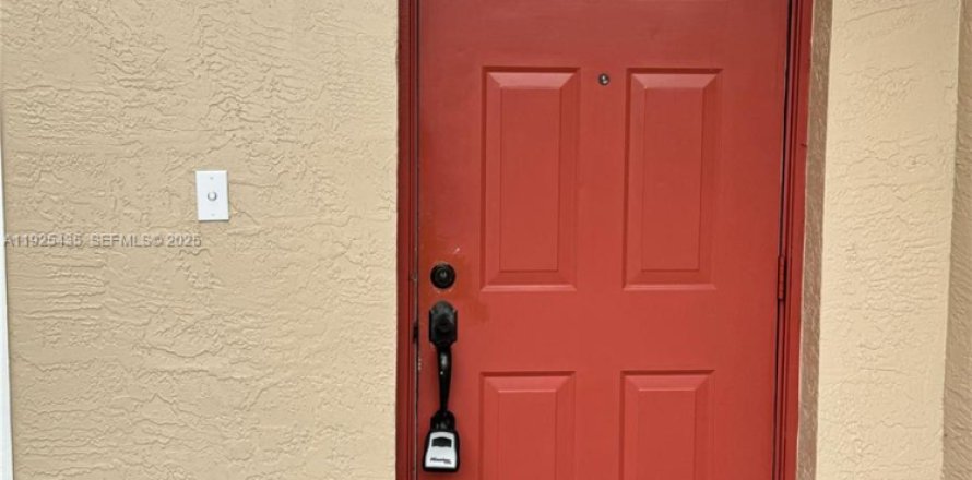 Townhouse in Plantation, Florida 2 bedrooms, 118.91 sq.m. № 1983914