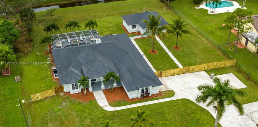 House in West Palm Beach, Florida 8 bedrooms, 338.07 sq.m. № 1952651