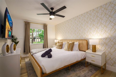 House in West Palm Beach, Florida 8 bedrooms, 338.07 sq.m. № 1952651 - photo 22