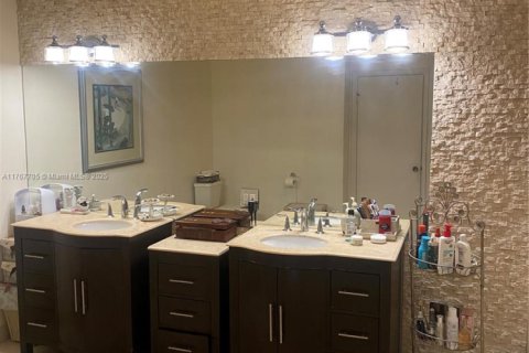 House in Doral, Florida 4 bedrooms, 261.98 sq.m. № 1868095 - photo 5
