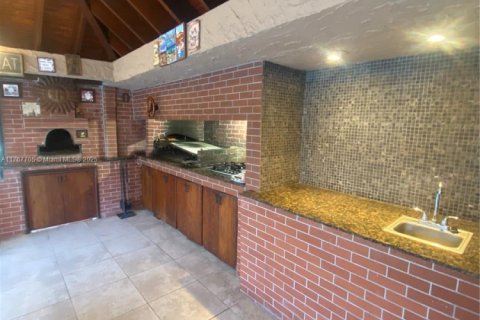 House in Doral, Florida 4 bedrooms, 261.98 sq.m. № 1868095 - photo 11