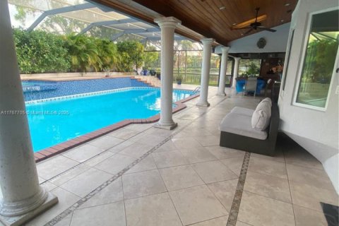 House in Doral, Florida 4 bedrooms, 261.98 sq.m. № 1868095 - photo 8