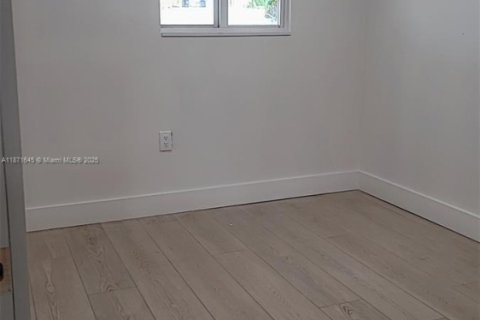 Casa en alquiler en Miami, Florida, 3 dormitorios, 123.19 m2 № 1922448 - foto 6