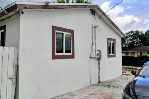 Casa en alquiler en Miami, Florida, 3 dormitorios, 123.19 m2 № 1922448 - foto 5