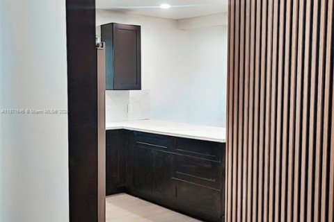 Casa en alquiler en Miami, Florida, 3 dormitorios, 123.19 m2 № 1922448 - foto 12