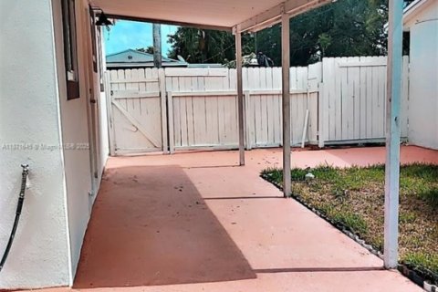 Casa en alquiler en Miami, Florida, 3 dormitorios, 123.19 m2 № 1922448 - foto 21