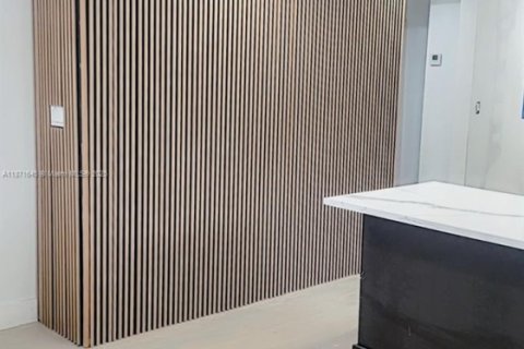 Casa en alquiler en Miami, Florida, 3 dormitorios, 123.19 m2 № 1922448 - foto 3