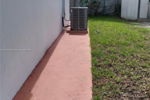 Casa en alquiler en Miami, Florida, 3 dormitorios, 123.19 m2 № 1922448 - foto 23