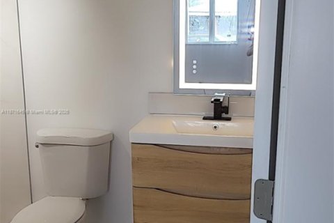 Casa en alquiler en Miami, Florida, 3 dormitorios, 123.19 m2 № 1922448 - foto 11