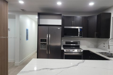 Casa en alquiler en Miami, Florida, 3 dormitorios, 123.19 m2 № 1922448 - foto 1