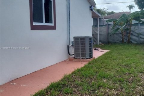 Casa en alquiler en Miami, Florida, 3 dormitorios, 123.19 m2 № 1922448 - foto 19