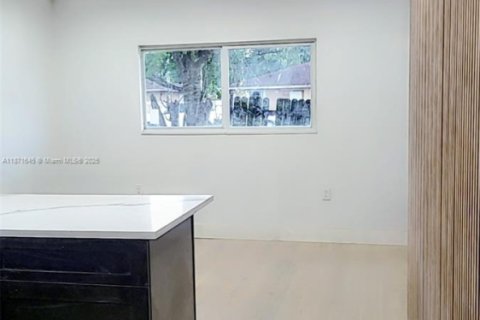 Casa en alquiler en Miami, Florida, 3 dormitorios, 123.19 m2 № 1922448 - foto 14